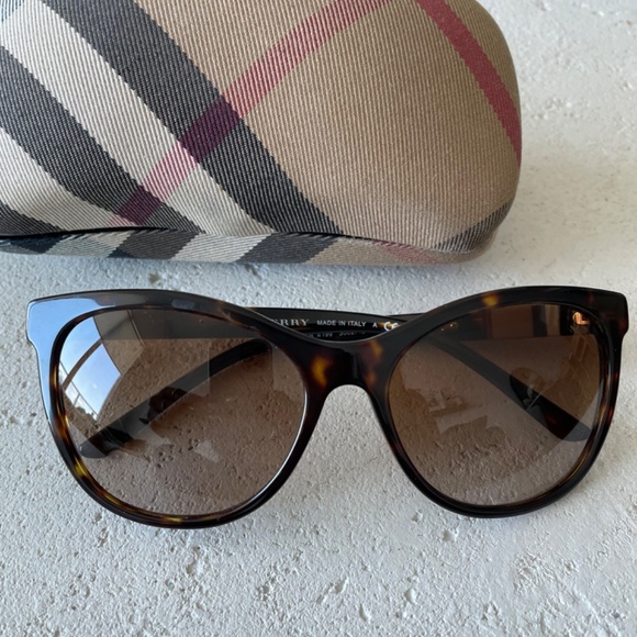 BURBERRY Cat Eye Sunglasses with case - Picture 6 of 6